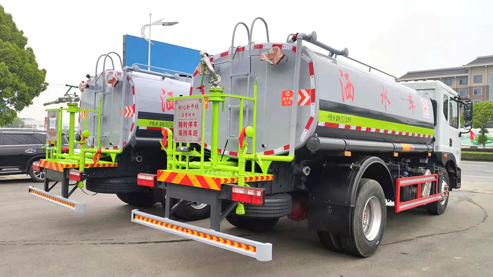 東風多利卡D9灑水車