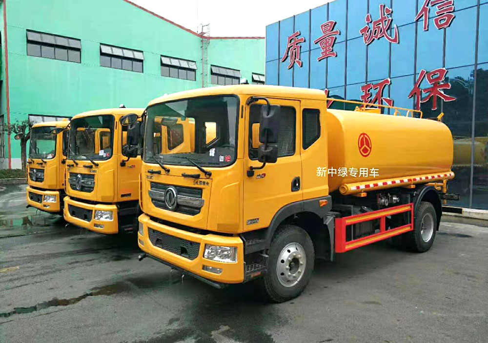 東風多利卡D9灑水車