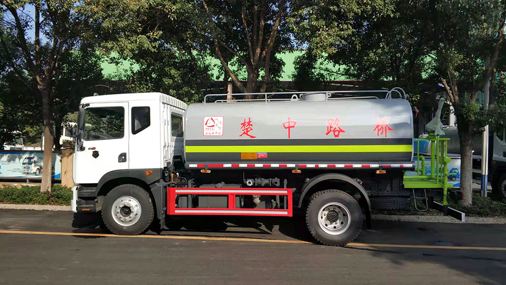 東風多利卡D9灑水車