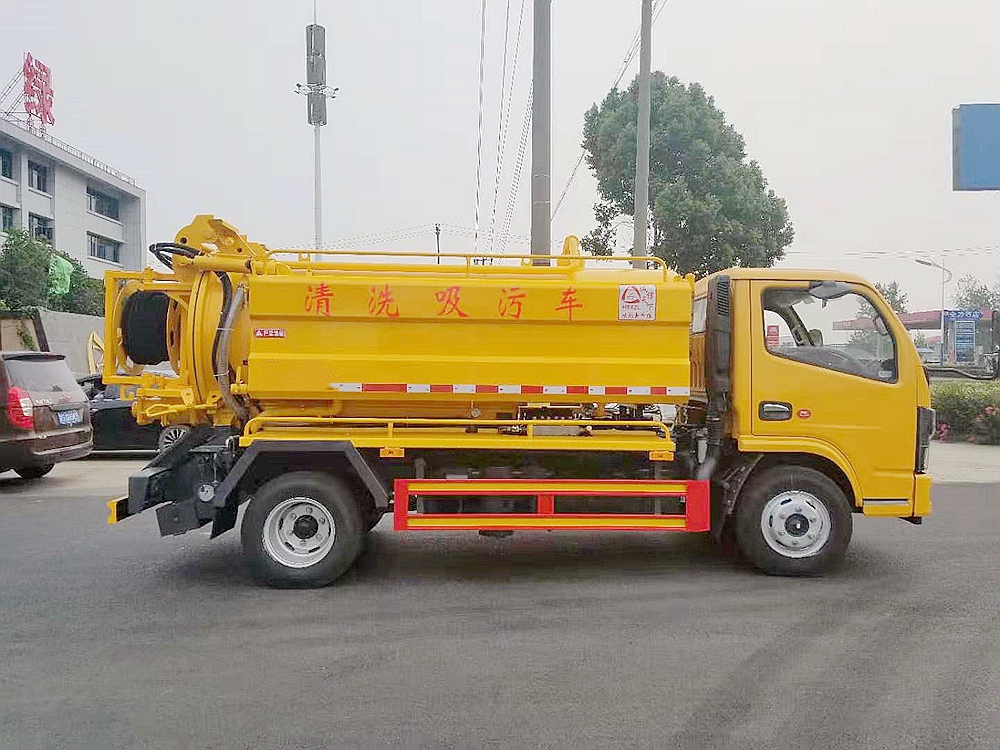 東風多利卡D6清洗吸污車