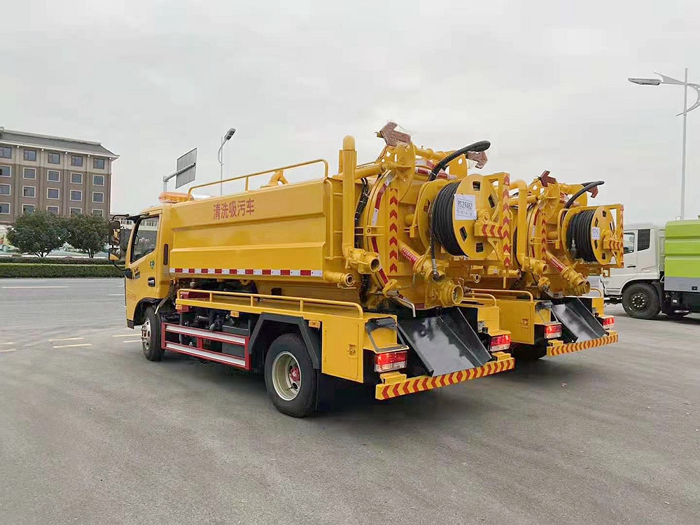 東風多利卡D6清洗吸污車