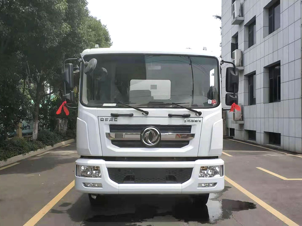 東風多利卡D9清洗吸污車