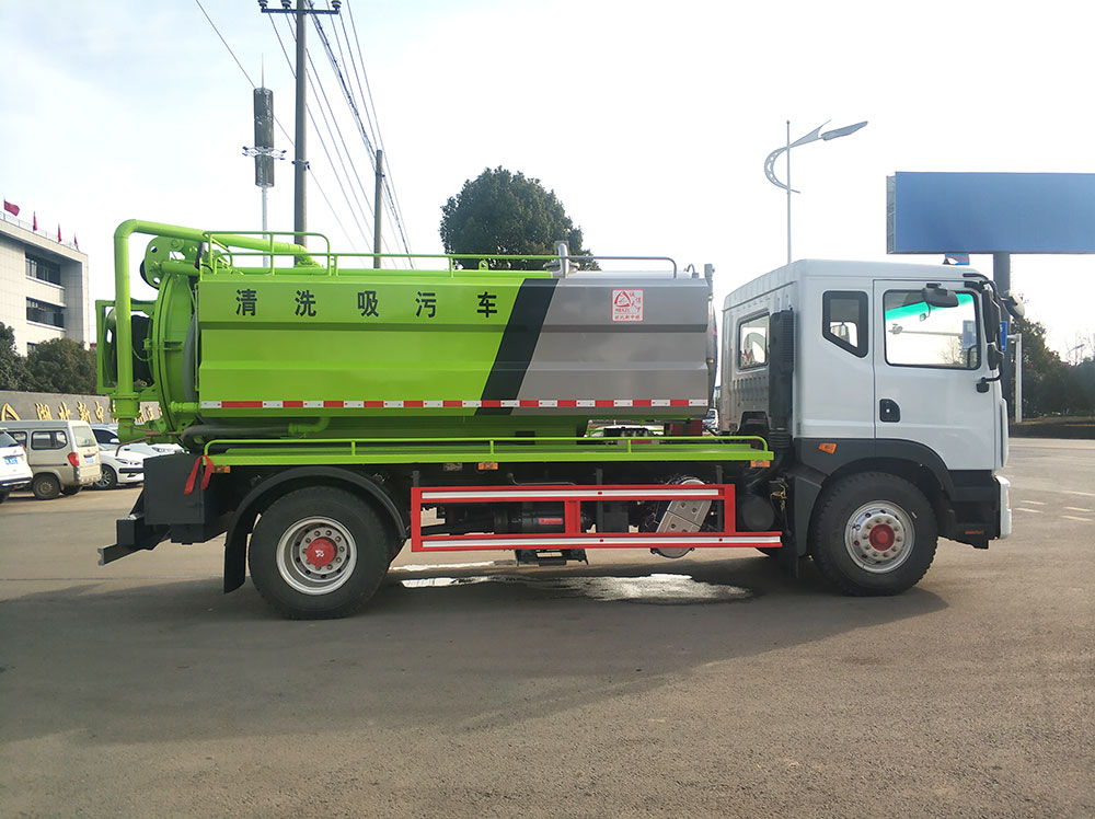 東風多利卡D9清洗吸污車