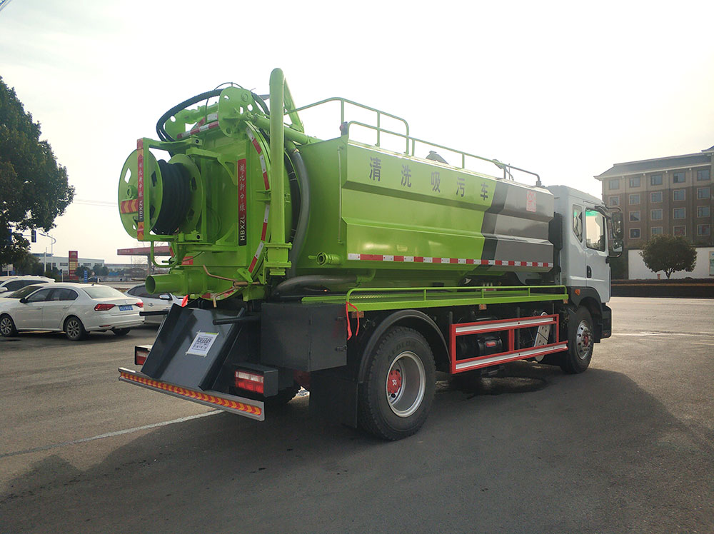 東風多利卡D9清洗吸污車